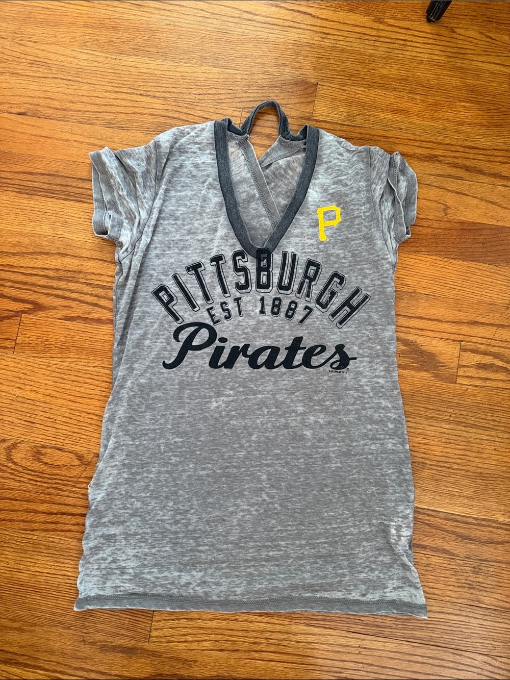 Pittsburgh Pirates woman's open back Logo V-Neck Tee